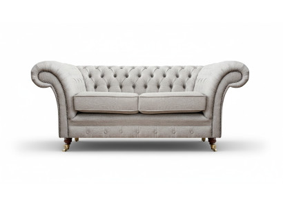 Muebles tapizados gris: sofá de dos plazas Chesterfield para el salón.
