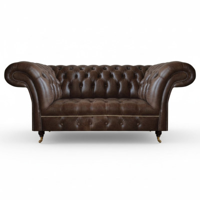 Sofá Chesterfield de cuero marrón de dos plazas. Muebles de diseño moderno para la sala de estar.