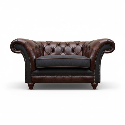 Sillón Chesterfield marrón-gris para sala de estar, de una plaza, muebles modernos y elegantes.
