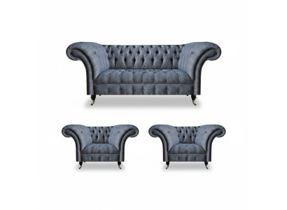 Conjunto Chesterfield de tapicería gris, muebles 2 sillones reclinables y sofá de tres plazas.
