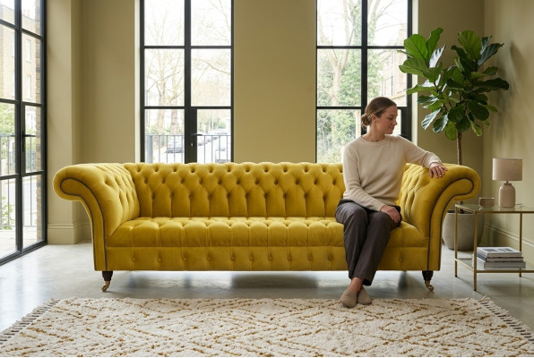 Chesterfield amarillo de cuatro plazas, muebles tapizados de diseñador, sofá de salón.