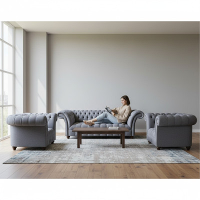 Conjunto de sofás Chesterfield en gris claro con elegante tapizado, un sofá de tres plazas y 2 sillones.