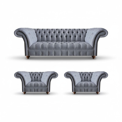 Conjunto de sofás Chesterfield en gris claro con elegante tapizado, un sofá de tres plazas y 2 sillones.