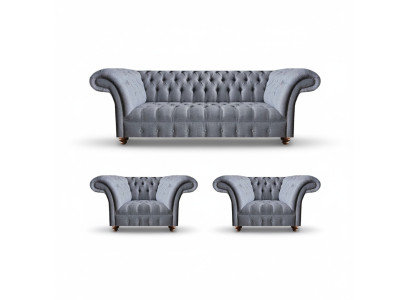 Conjunto de sofás Chesterfield en gris claro con elegante tapizado, un sofá de tres plazas y 2 sillones.