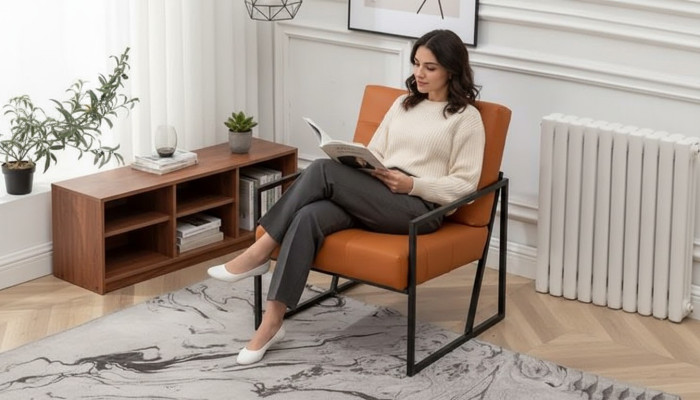 Sillón de sala naranja. Nuevas piernas de metal de lujo. Tapizado textil.