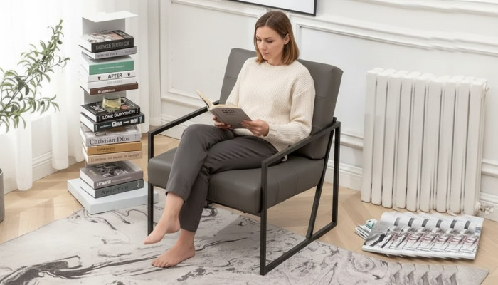 Sillón de sala de estar gris oscuro de 1 plaza con patas de metal y tapizado textil