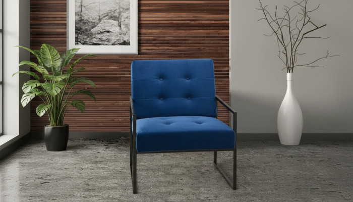 Sillón de 1 plaza, tapizado azul, estructura de madera, patas de metal, lujoso.