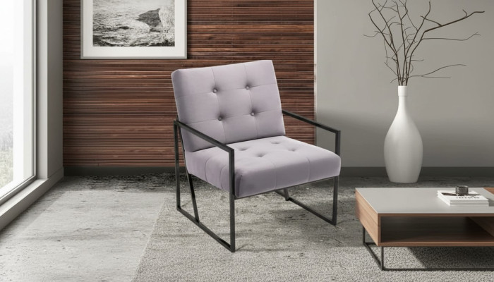 Sillón de sala de estar color lila con patas de metal, de tela, de un asiento tipo Chesterfield.