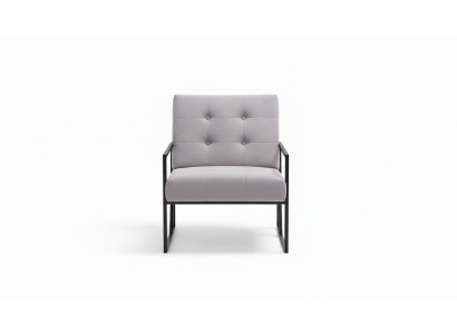Sillón de sala de estar color lila con patas de metal, de tela, de un asiento tipo Chesterfield.