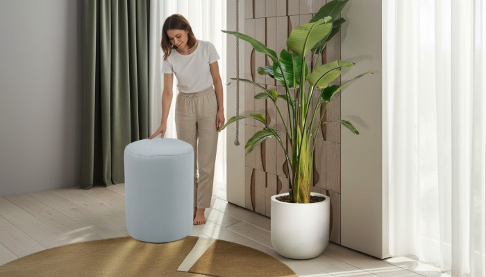 Taburete de lujo con cubierta textil blanca y estructura de MDF nueva