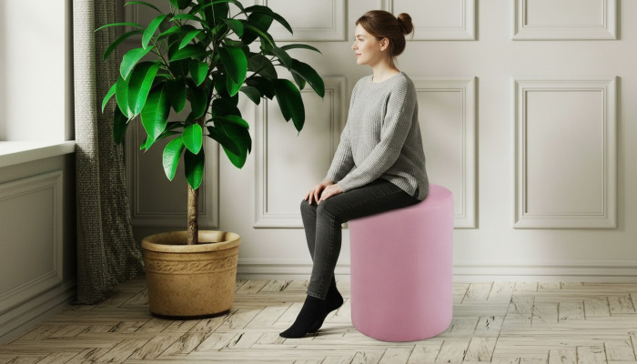 Taburete rosa de lujo de estilo moderno para la sala de estar.