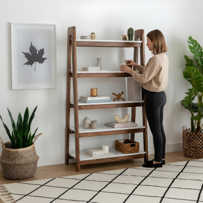 Mueble de diseñador de sala de estar en blanco y marrón, estantería de libros de madera.