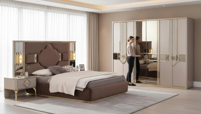 Conjunto de dormitorio beige y marrón, armario, cama tapizada, mesitas de noche.