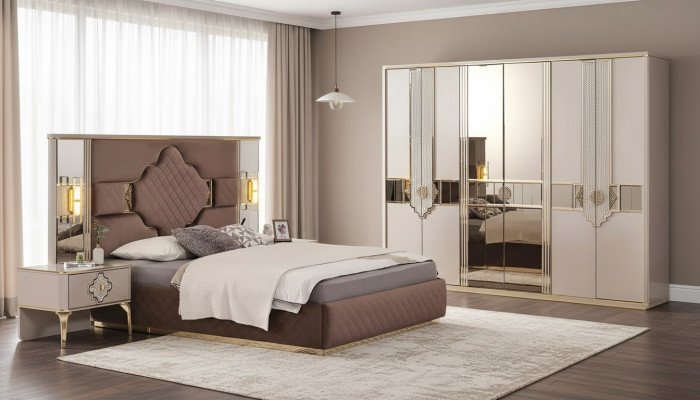 Conjunto de dormitorio beige y marrón, armario, cama tapizada, mesitas de noche.