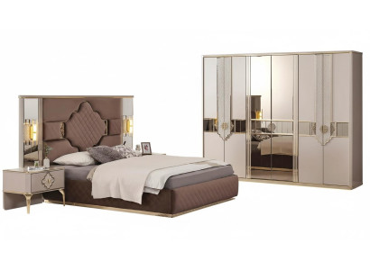 Conjunto de dormitorio beige y marrón, armario, cama tapizada, mesitas de noche.