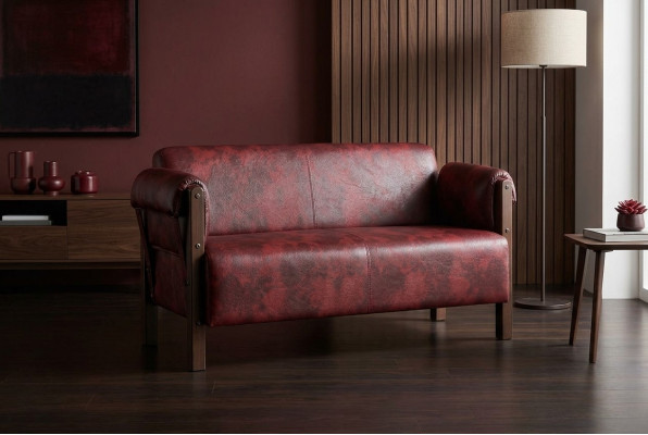 Sofá de cuero color burdeos de dos plazas con reposabrazos de madera y estilo moderno.