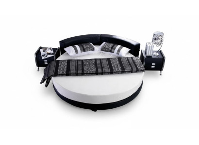 Moderna cama negra con detalles elegantes y un sofá