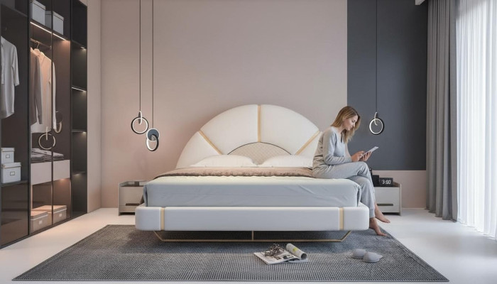 Cama de lujo con diseño moderno y acentos dorados, cabecera en forma de media luna