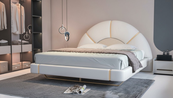 Cama de lujo con diseño moderno y acentos dorados, cabecera en forma de media luna