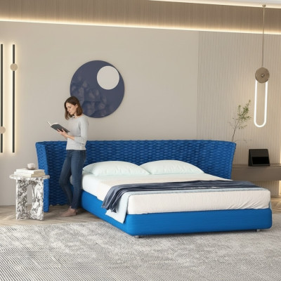 Cama de tela azul con cabecera acolchada para el dormitorio