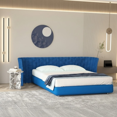 Cama de tela azul con cabecera acolchada para el dormitorio