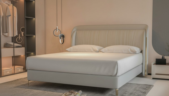 Moderna cama de lujo en gris con un elegante cabecero dorado