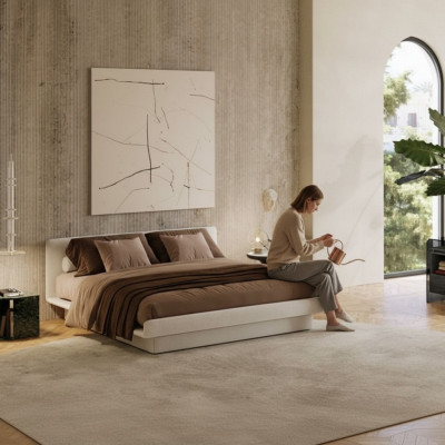 Cama tapizada beige moderna, lujosa y elegante