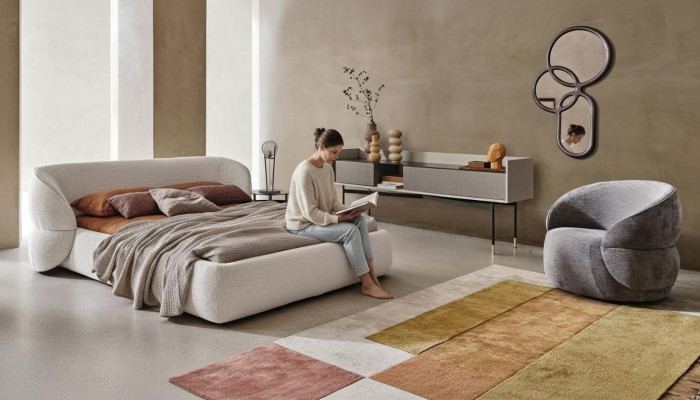 Moderno sofá tapizado con función de cama en elegante tela gris