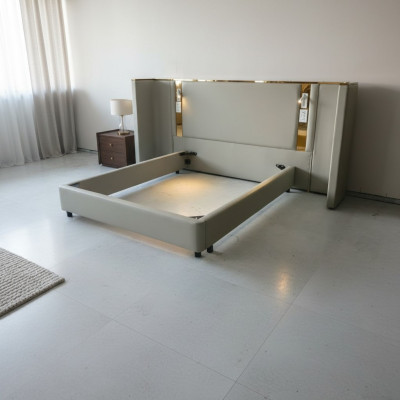 Cama de diseño lujoso en beige con iluminación LED, marco dorado y cabecero moderno
