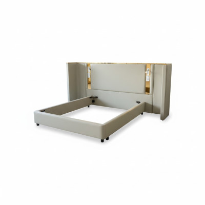 Cama de diseño lujoso en beige con iluminación LED, marco dorado y cabecero moderno