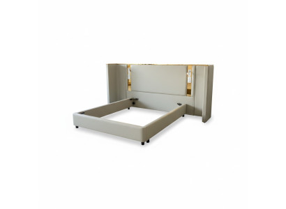 Cama de diseño lujoso en beige con iluminación LED, marco dorado y cabecero moderno