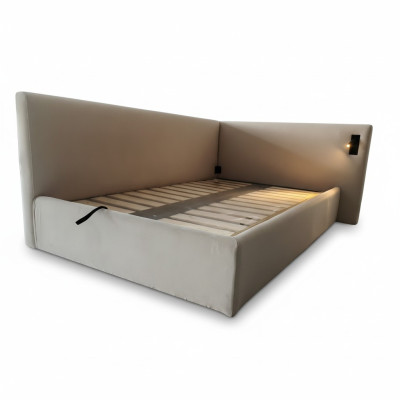 Cama tapizada beige en estilo hotel moderno con iluminación LED y cabecera lujosa