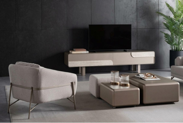 Sofá moderno beige con sillón y mueble para TV