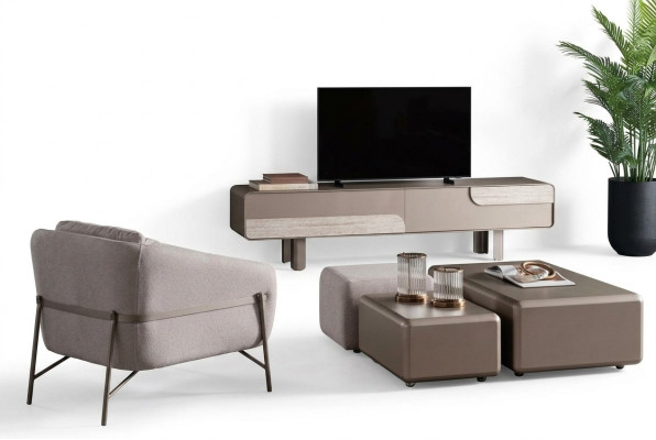 Sofá moderno beige con sillón y mueble para TV
