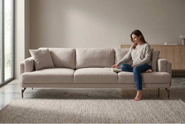 Sofá elegante beige de tres plazas con diseño moderno