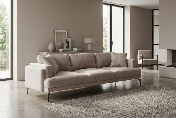 Sofá elegante beige de tres plazas con diseño moderno