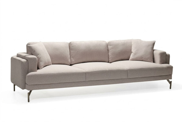 Sofá elegante beige de tres plazas con diseño moderno
