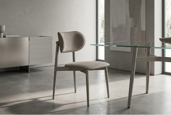 Silla de tela beige elegante para la sala de estar y el comedor
