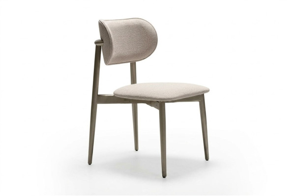 Silla de tela beige elegante para la sala de estar y el comedor