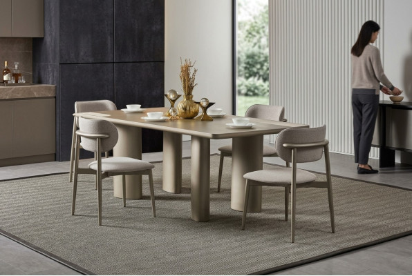 Mesa de comedor elegante en beige con patas de madera y 4 sillas de tela