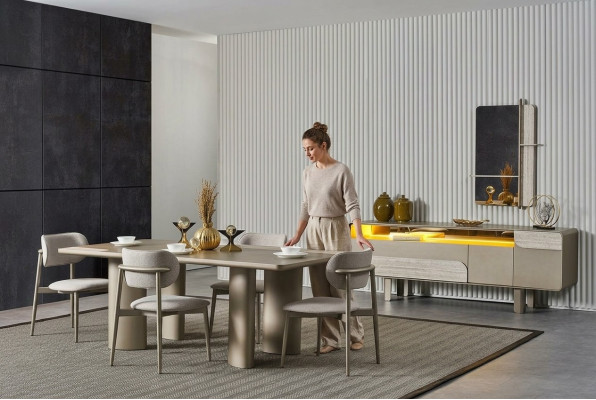 Conjunto de mesa de comedor elegante en madera beige con sillas y consola