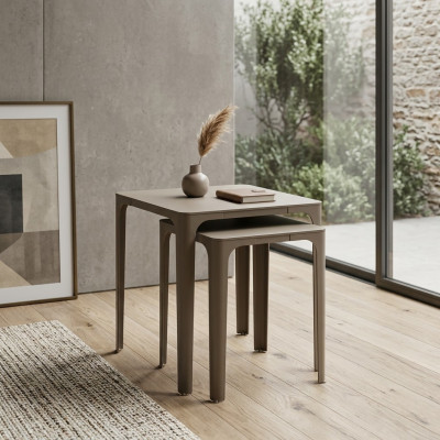 Mesa de madera moderna y elegante en beige