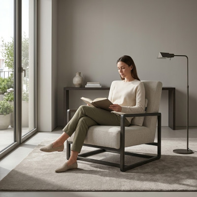 Sillón moderno de tela beige con marco de madera