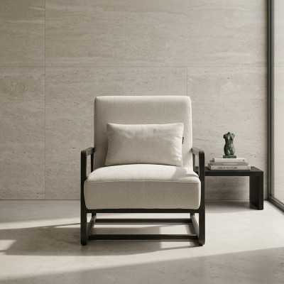 Sillón moderno de tela beige con marco de madera