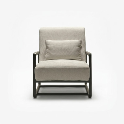 Sillón moderno de tela beige con marco de madera
