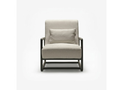 Sillón moderno de tela beige con marco de madera