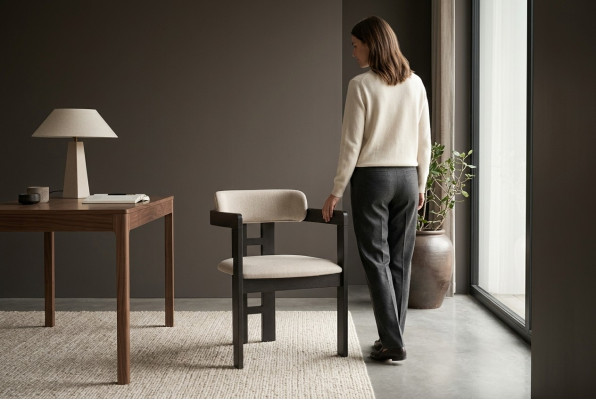 Silla elegante de madera y textil con diseño moderno