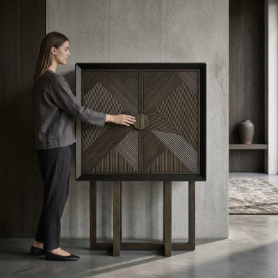 Elegante y estiloso vitrina de madera marrón para presentación en la sala