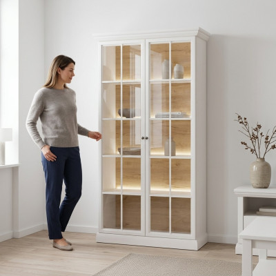 Buffet blanco con vitrina