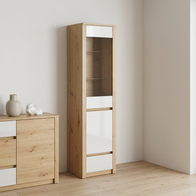 Vitrina con puertas de vidrio y estantes de vidrio
